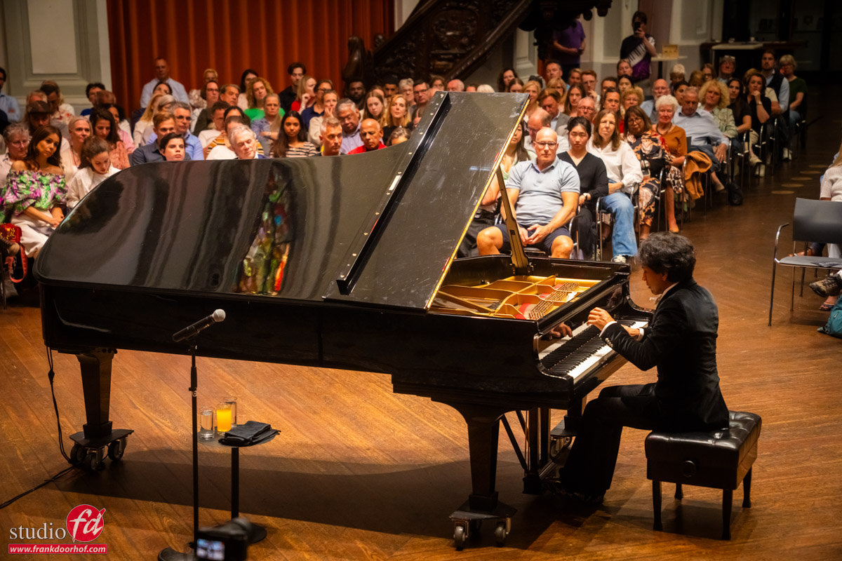 concert photography tips and tricks. you see the audience in the back of the Wibi Soerjadi concert in De Duif in Amsterdam 