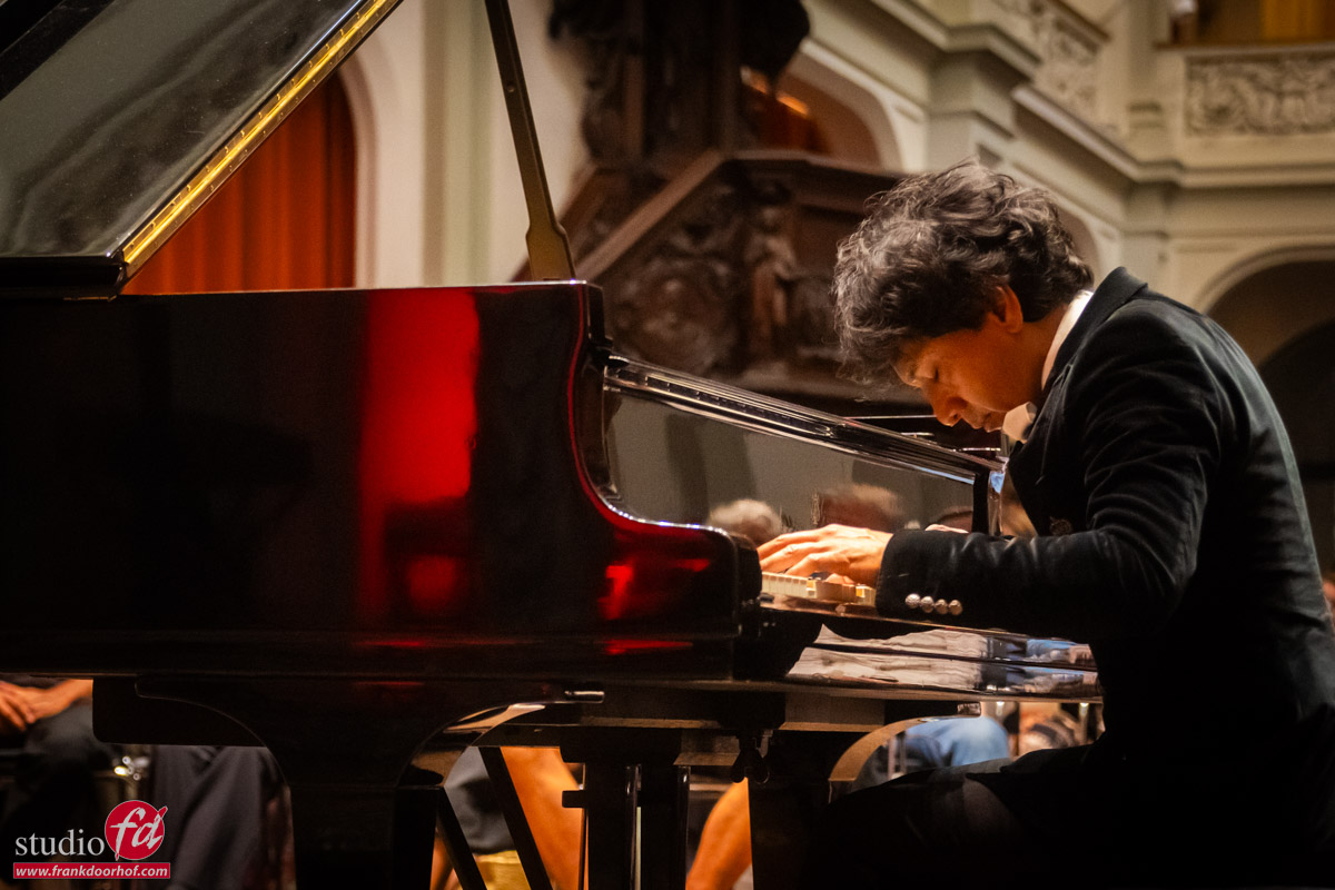 concert photography tips and tricks, a close up of Wibi behind the piano in De Duif in Amsterdam 