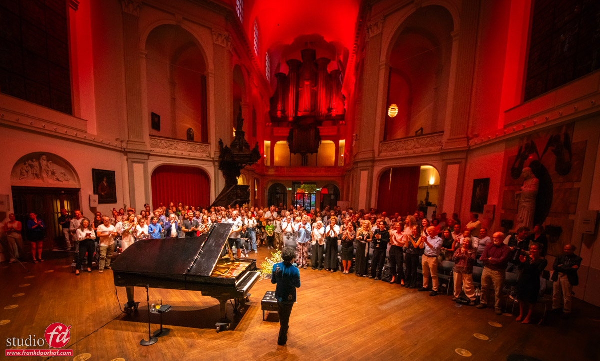 concert photography tips and tricks, Wibi Soerjadi in De Duif in Amsterdam 
