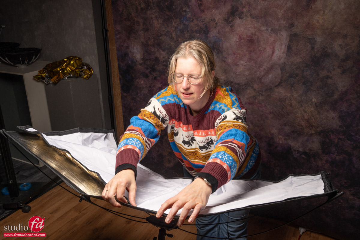 The white is gold on the back and easily detached with velcro to the Y-Wing Reflector